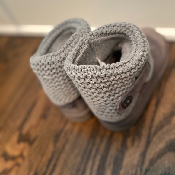 Girls UGG Boots - Picture 3 of 4